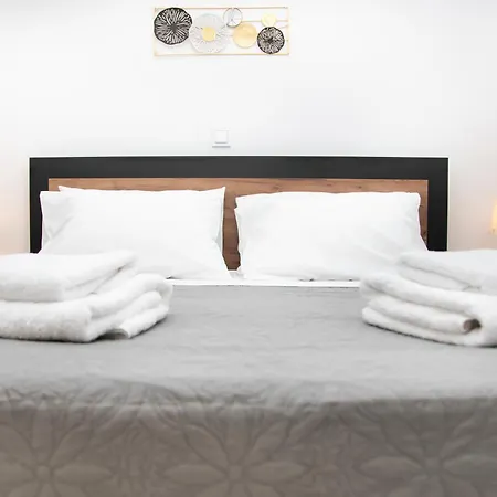 Flora's - 3bd House شقة *